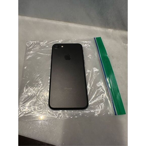 Apple iPhone 7 Black BROKEN FOR PARTS ONLY - Picture 1 of 4